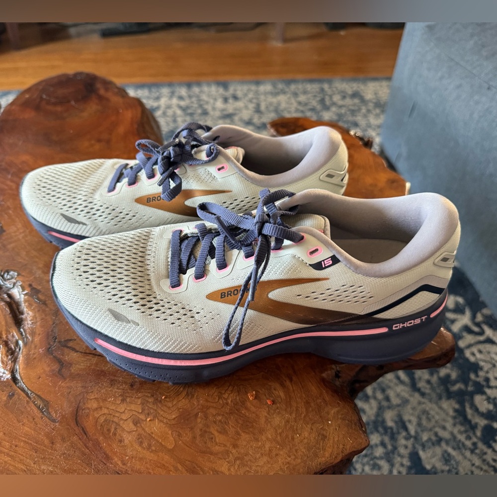 Brooks Ghost 15 running shoes, size 8